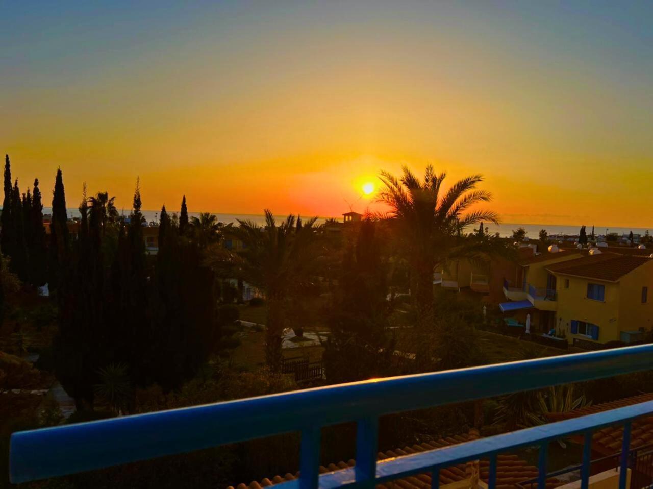 Ocean Sunset Apartment Paphos Esterno foto